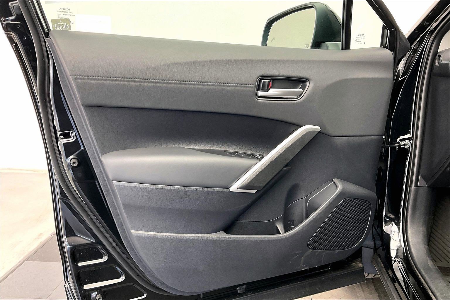 2026 Toyota Corolla Cross XLE - Photo 12