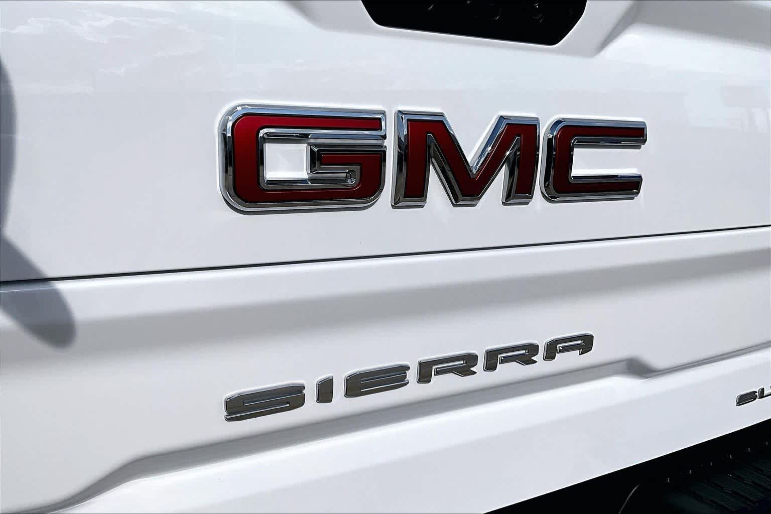 Used 2026 Summit White GMC SLT image 31