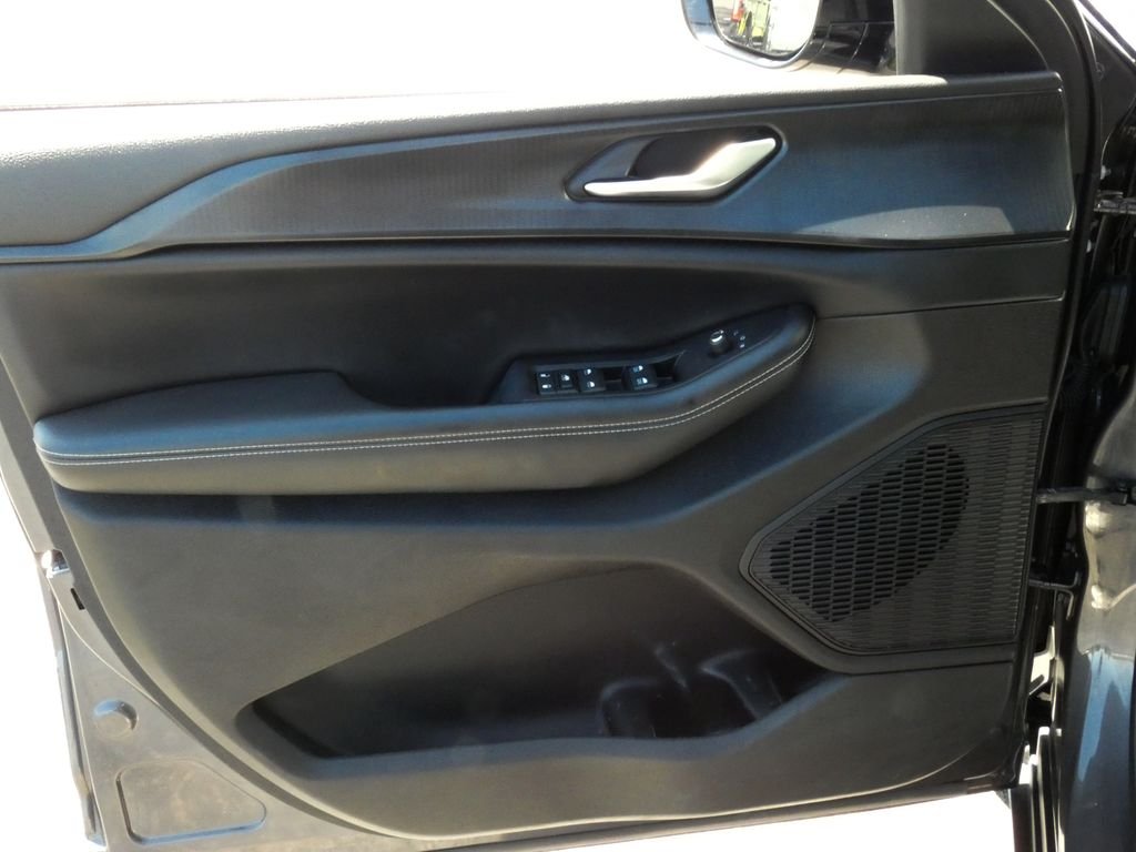 Used 2023 Gray Jeep Altitude image 7