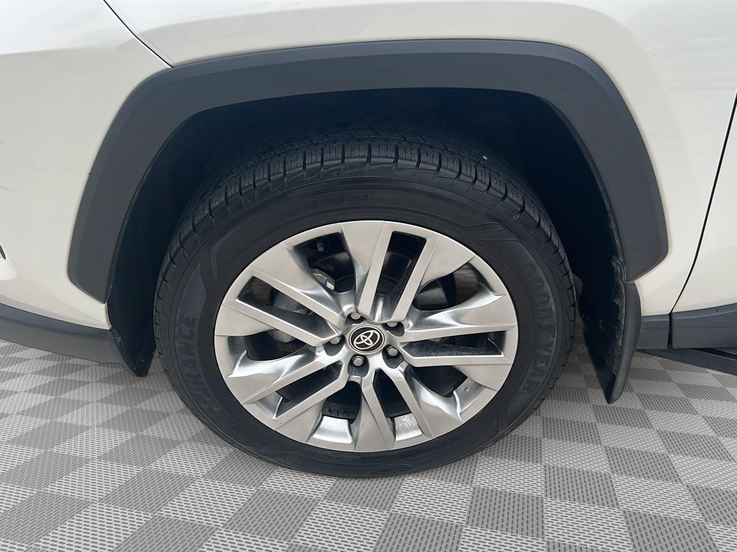 Used 2022 Blizzard Pearl Toyota XLE Premium image 15