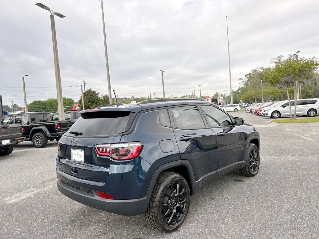 New 2026 Fathom Blue Pearl-Coat Exterior Paint Jeep Latitude image 3