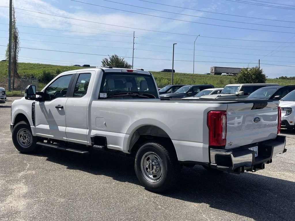 New 2026 Oxford White Ford XL image 5