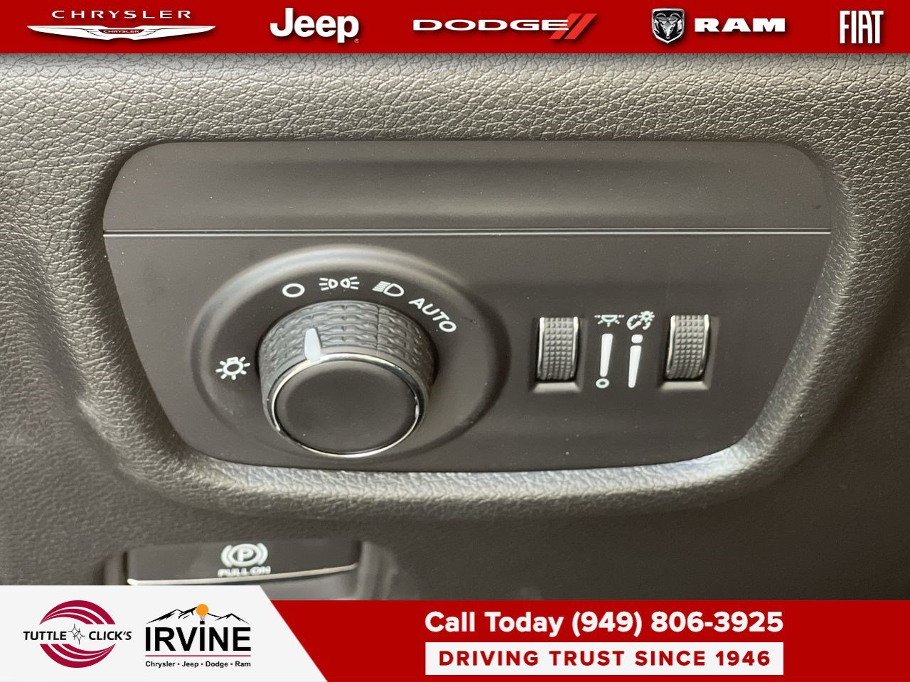 New 2026 Diamond Black Crystal Pearl-Coat Exterior Paint Jeep Laredo Altitude image 23