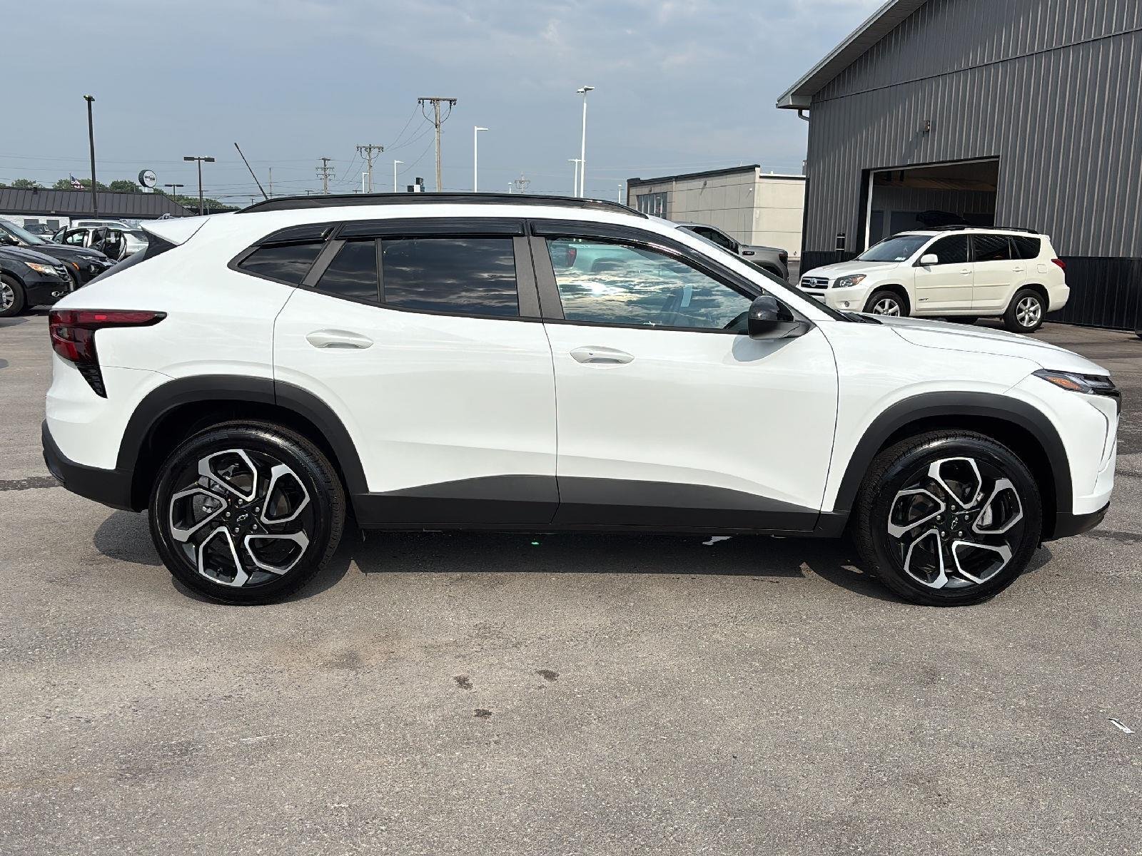 Used 2026 Summit White Chevrolet 2RS image 2