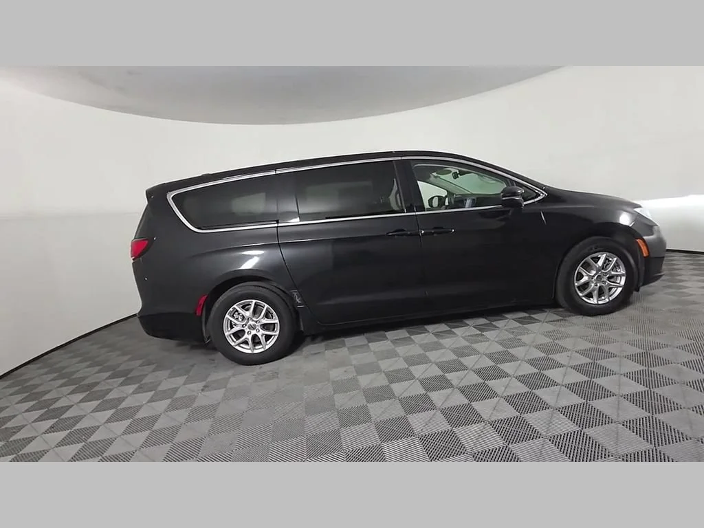 Used 2023 Brilliant Black Crystal Pearlcoat Chrysler Touring L image 36