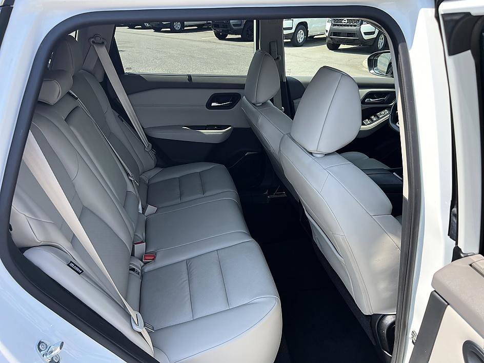 Used 2023 Pearl White Tricoat Nissan SV image 16