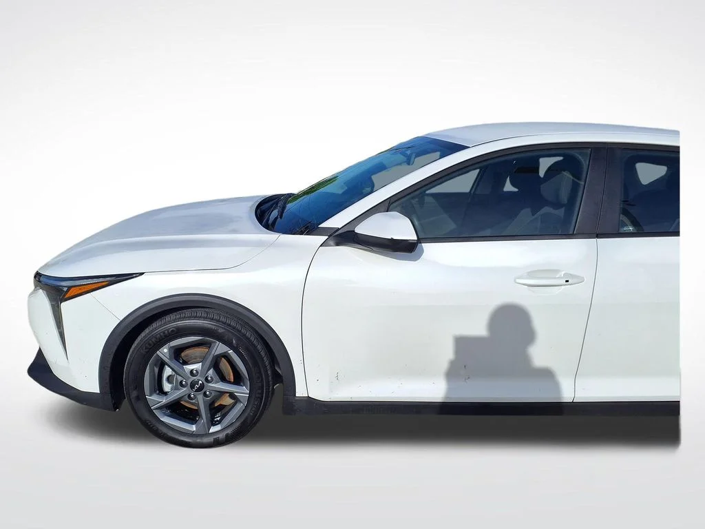 Used 2025 White Kia LXS image 17