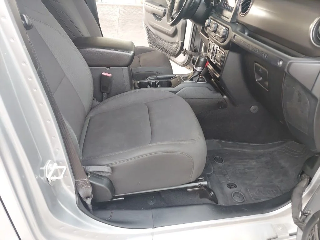Used 2018 Silver Jeep Unlimited Sport S image 32