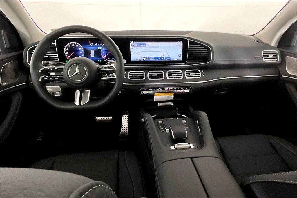 New 2026 MANUFAKTUR Moonlight White Metallic Mercedes-Benz GLS 450 image 5