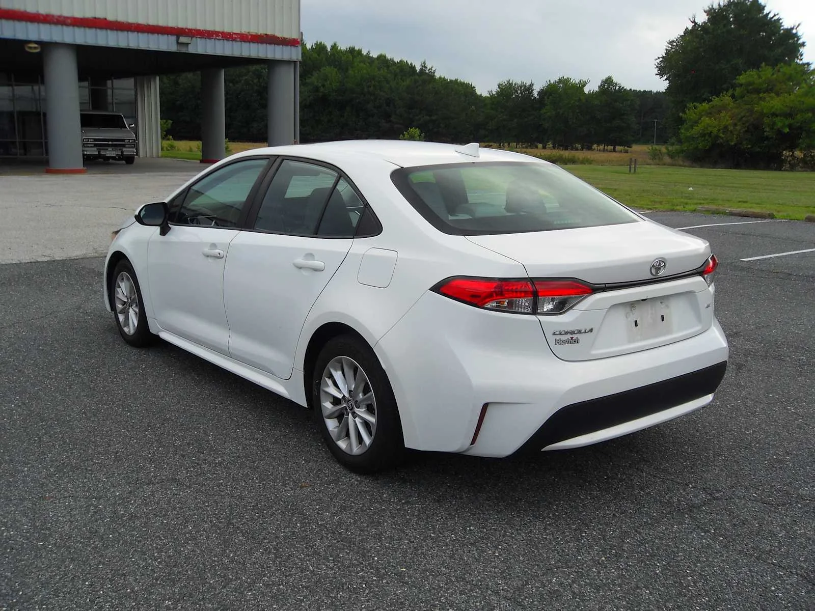 Used 2020 Super White Toyota LE image 3