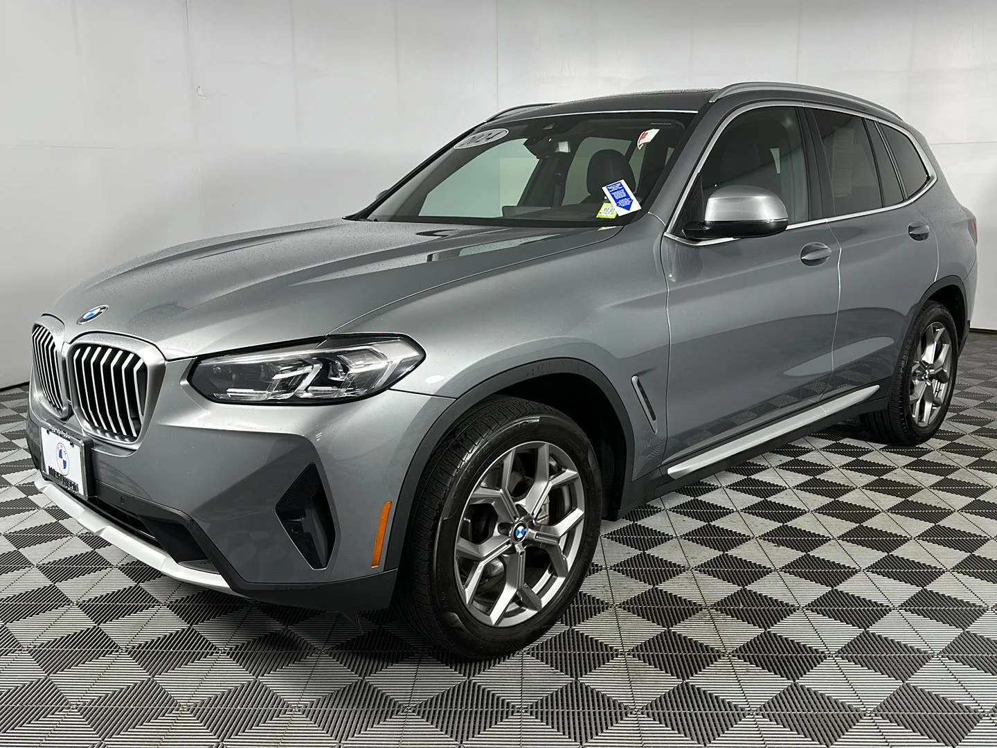 Used 2024 Skyscraper Grey Metallic BMW xDrive30i image 4
