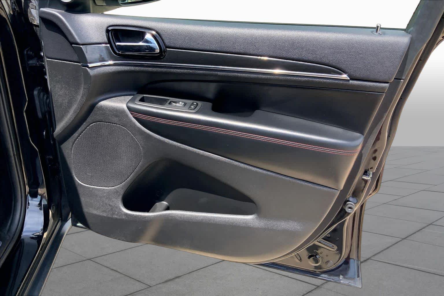 Used 2019 Diamond Black Crystal Pearlcoat Jeep Trailhawk image 22