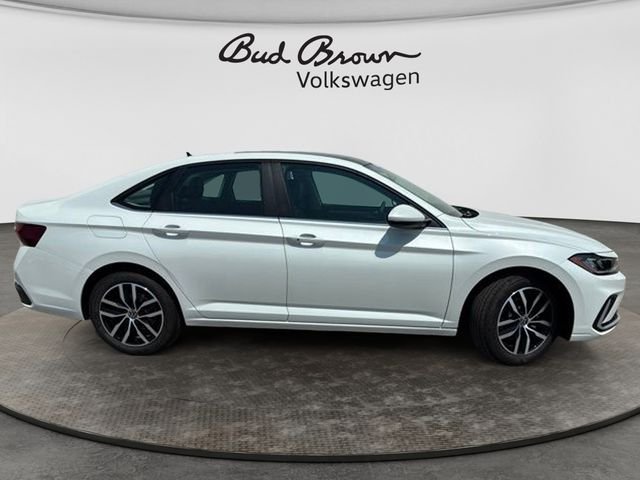 New 2026 Opal White Pearl Volkswagen 1.5T SE image 2