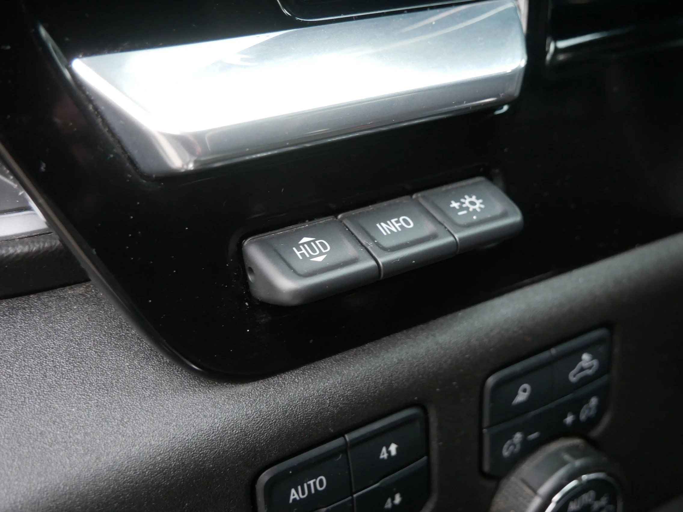 Used 2025 Iridescent Pearl Tricoat Chevrolet High Country image 27