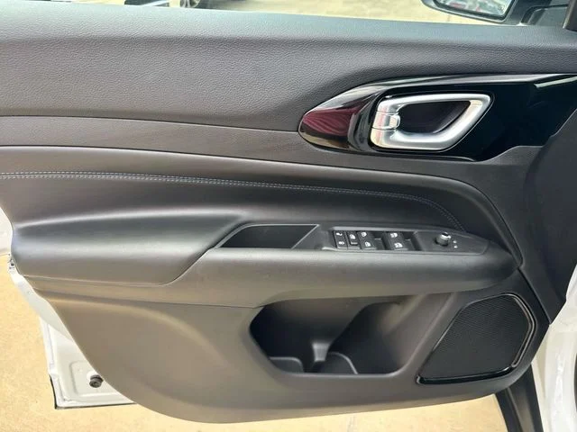 New 2026 White Jeep Latitude image 20