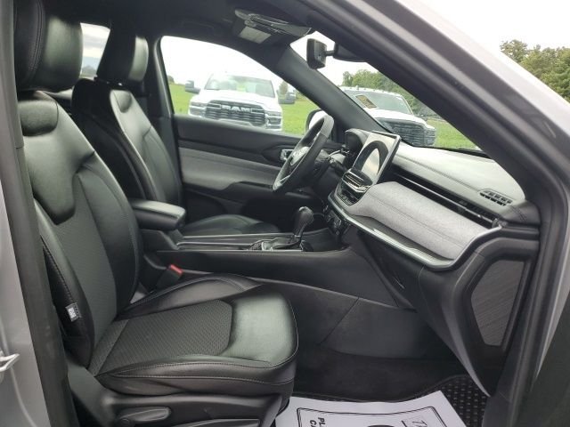 Used 2023 Silver Jeep Latitude image 23
