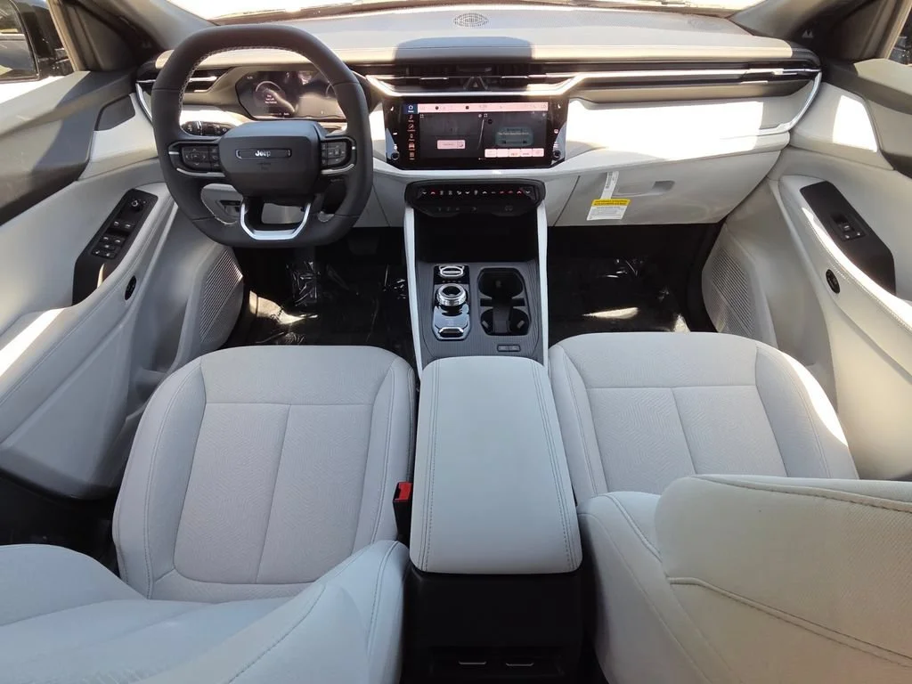 New 2026 Diamond Black Crystal Pearlcoat Jeep Laredo image 24