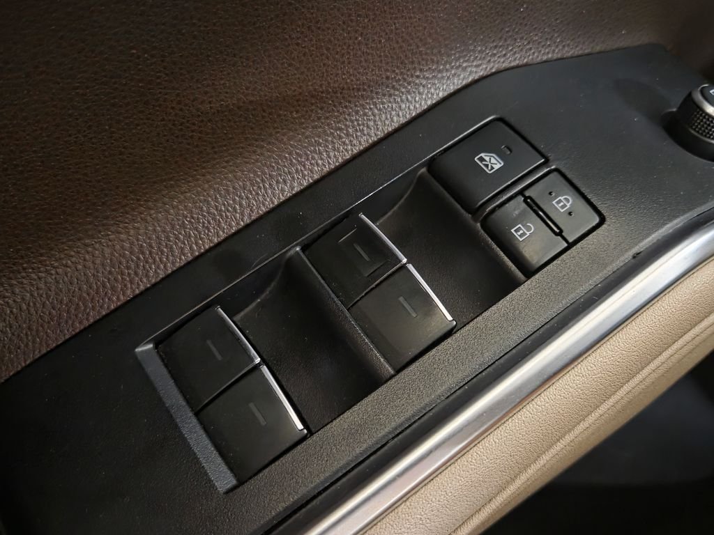 Used 2021  Toyota Limited image 27