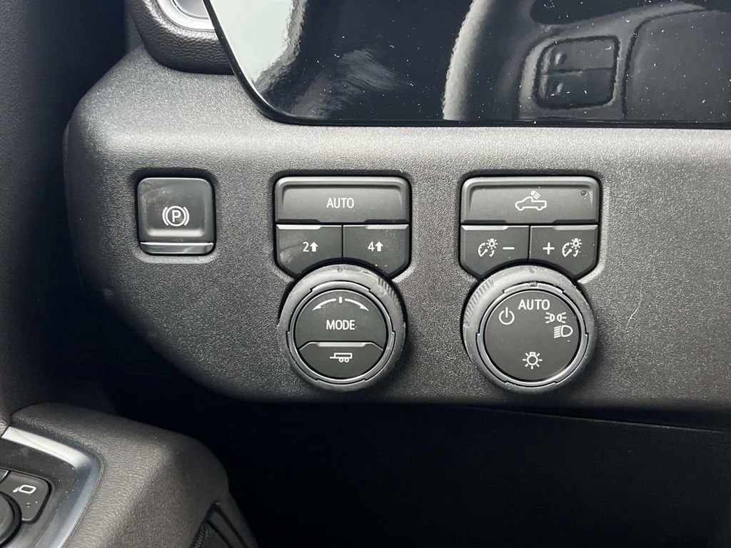 New 2026 Summit White Chevrolet LT (2FL) image 22