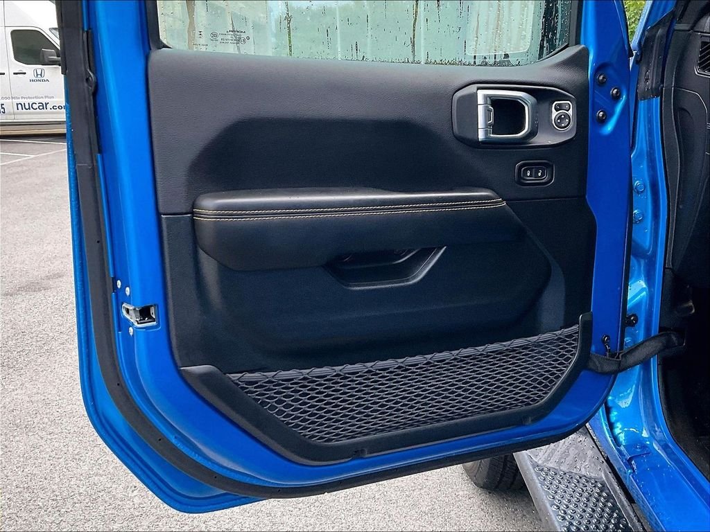 Used 2025 Hydro Blue Pearl Coat Jeep Sahara image 9