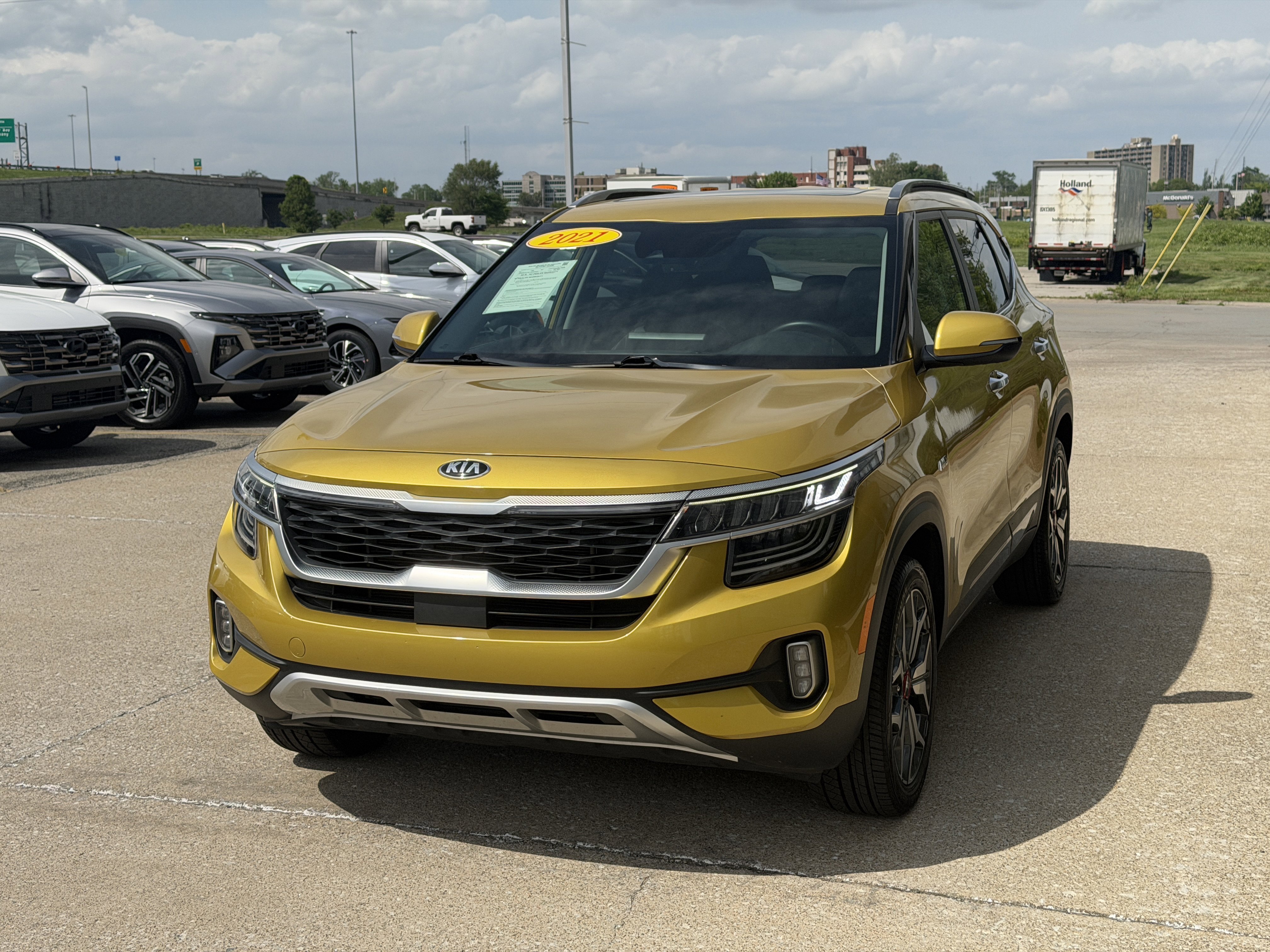 Used 2021 Starbright Yellow Kia SX image 16