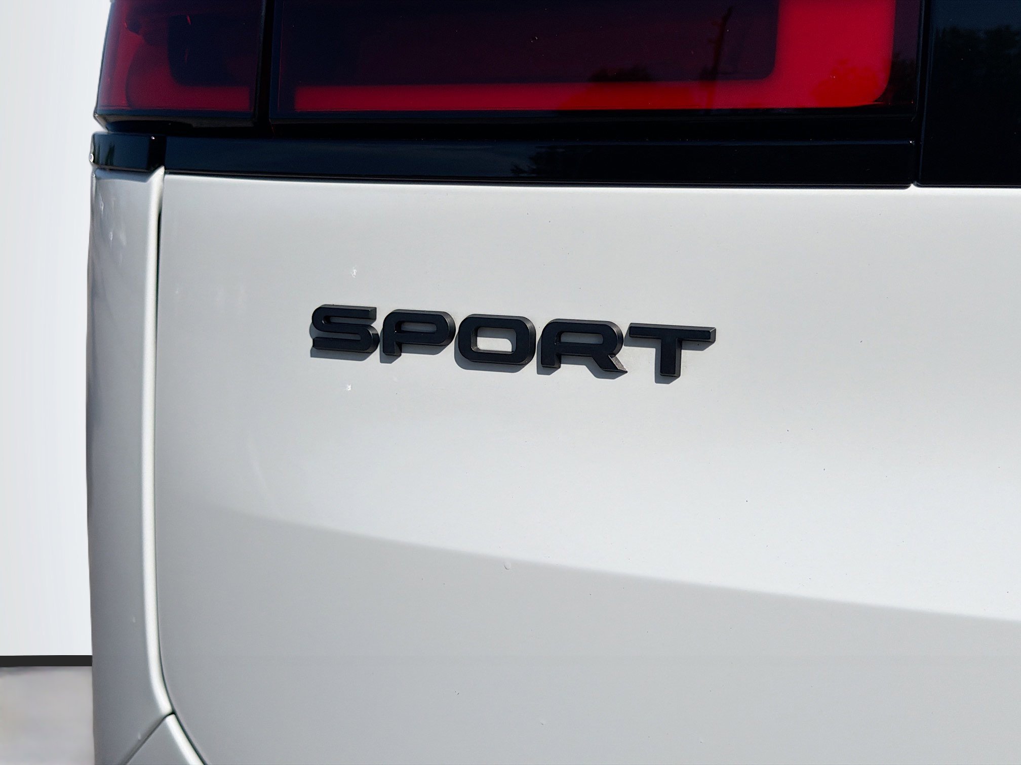 Used 2023 Fuji White Land Rover SE Dynamic image 11