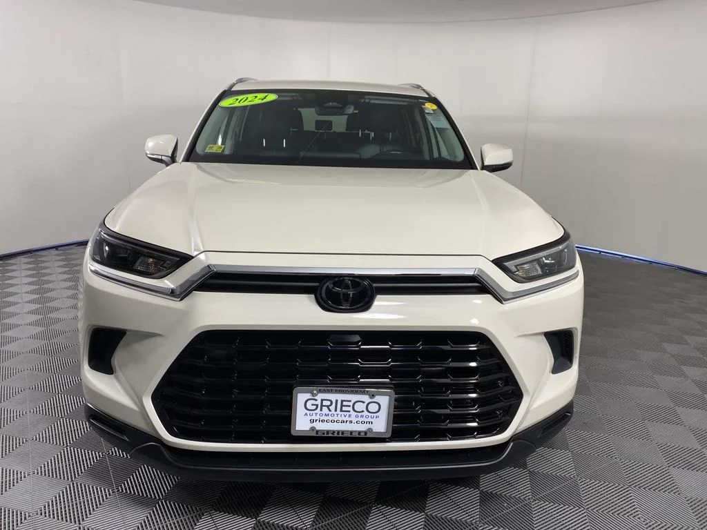 Used 2024 White Toyota XLE image 3