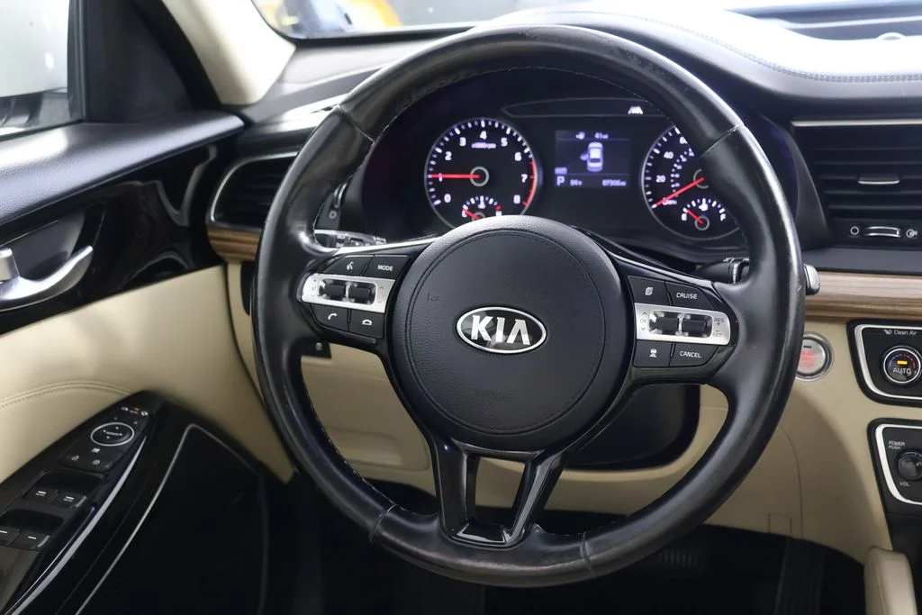 Used 2019 White Kia Technology image 10