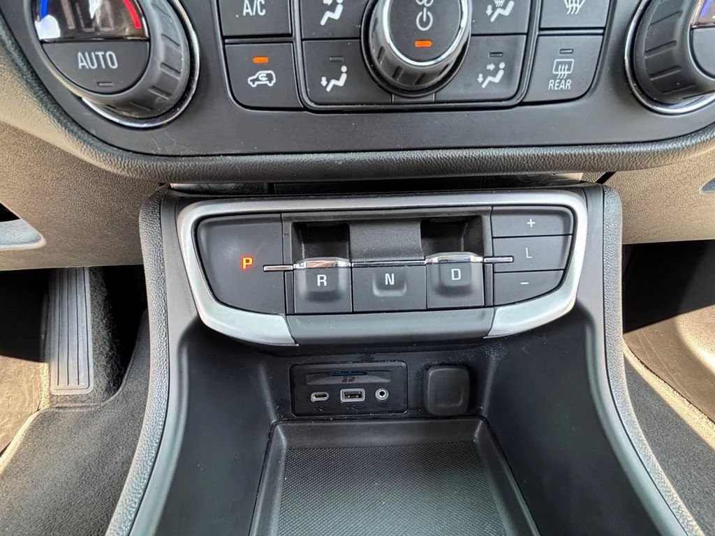 Used 2024 Summit White GMC SLT image 31