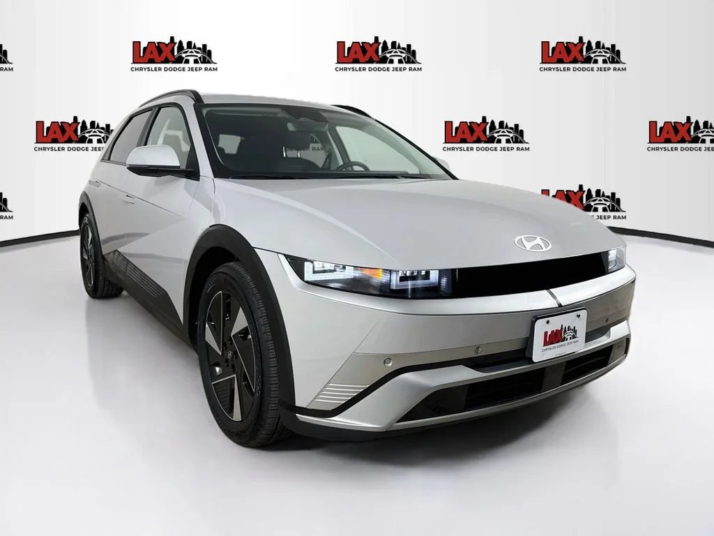 Used 2025 Gray Hyundai SEL image 1