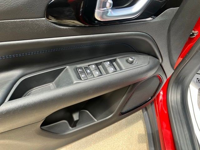Certified Used 2025 Red Hot Pearlcoat Jeep Latitude image 8