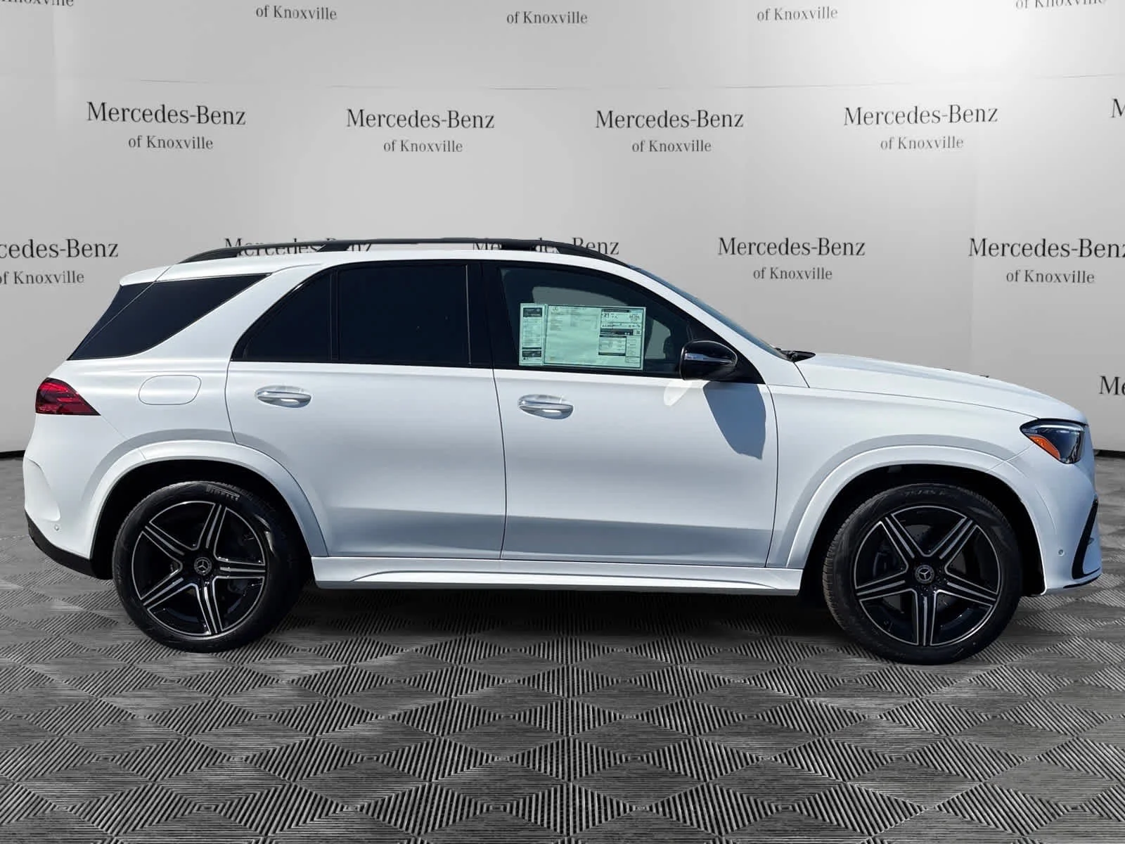 New 2026 MANUFAKTUR Moonlight White Magno Mercedes-Benz GLE 450 image 6
