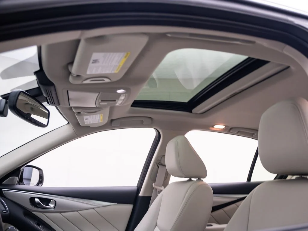 Used 2023 White INFINITI LUXE image 17