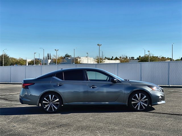 2022 Nissan Altima SR photo 2