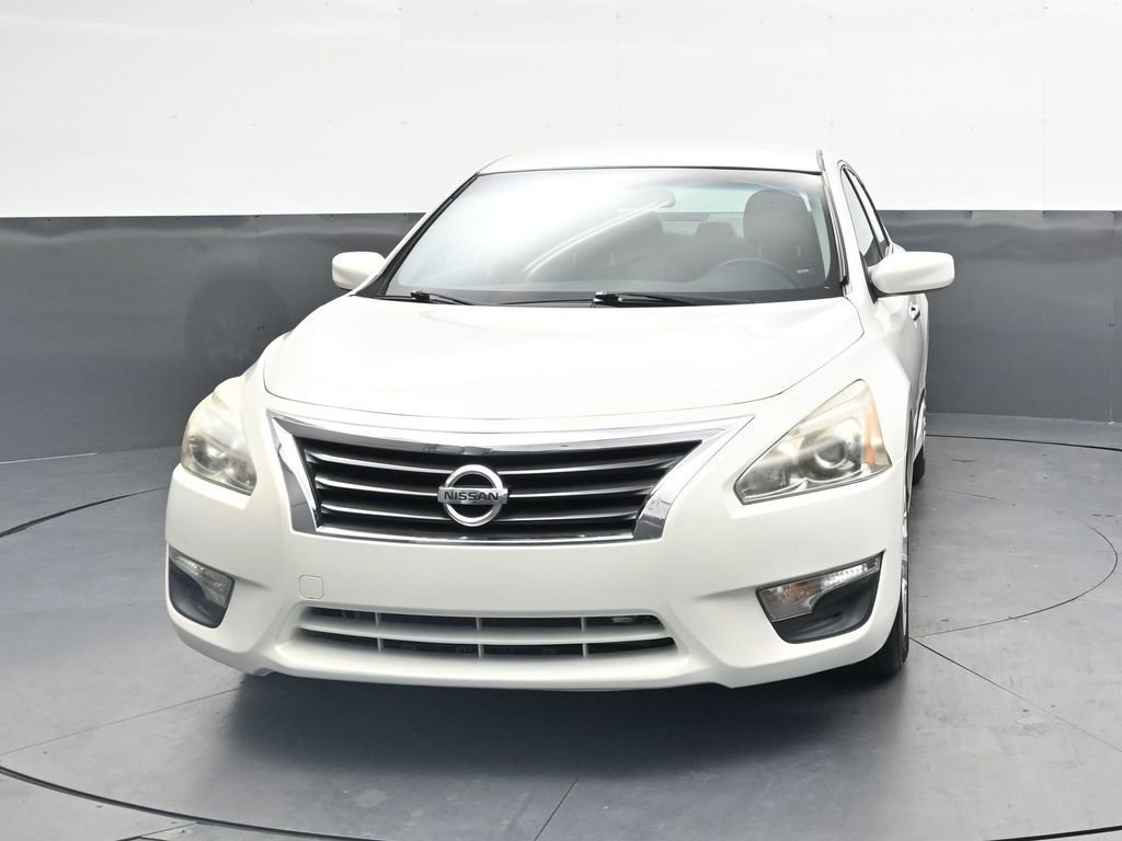 Used 2014 White Nissan 2.5 S image 9