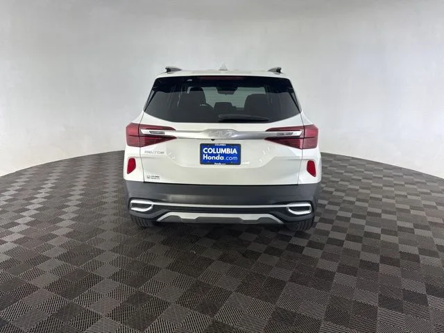 Used 2023 White Kia S image 7