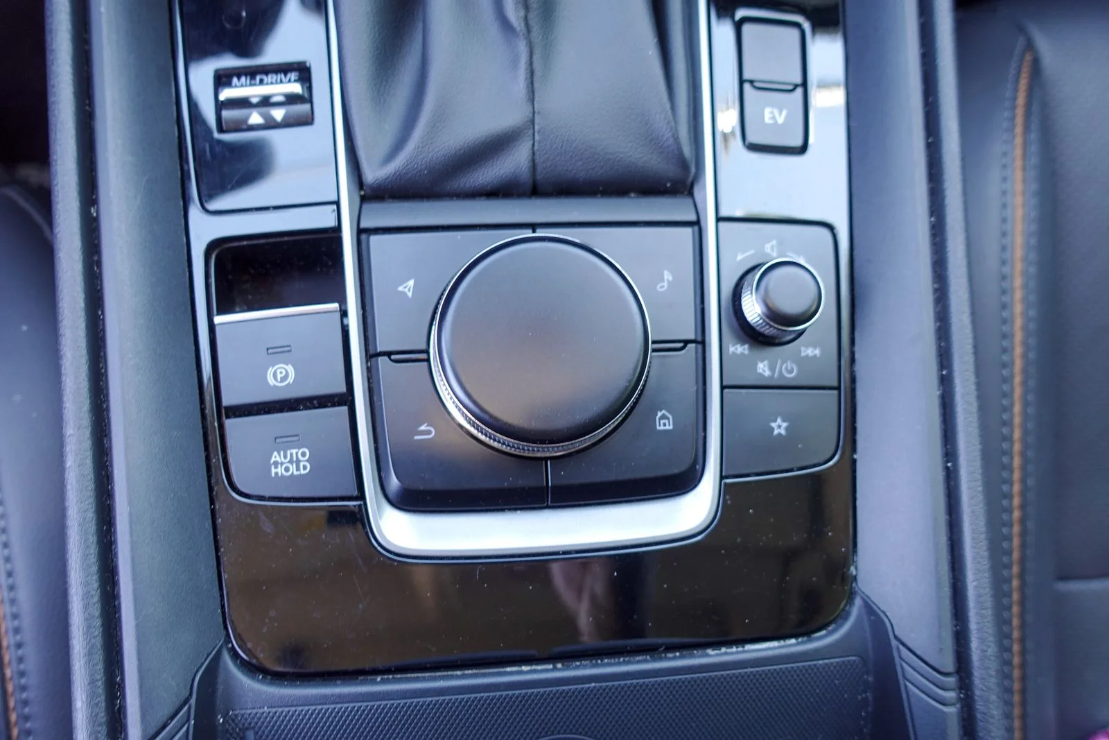 Certified Used 2025 Wind Chill Pearl Mazda Premium image 25