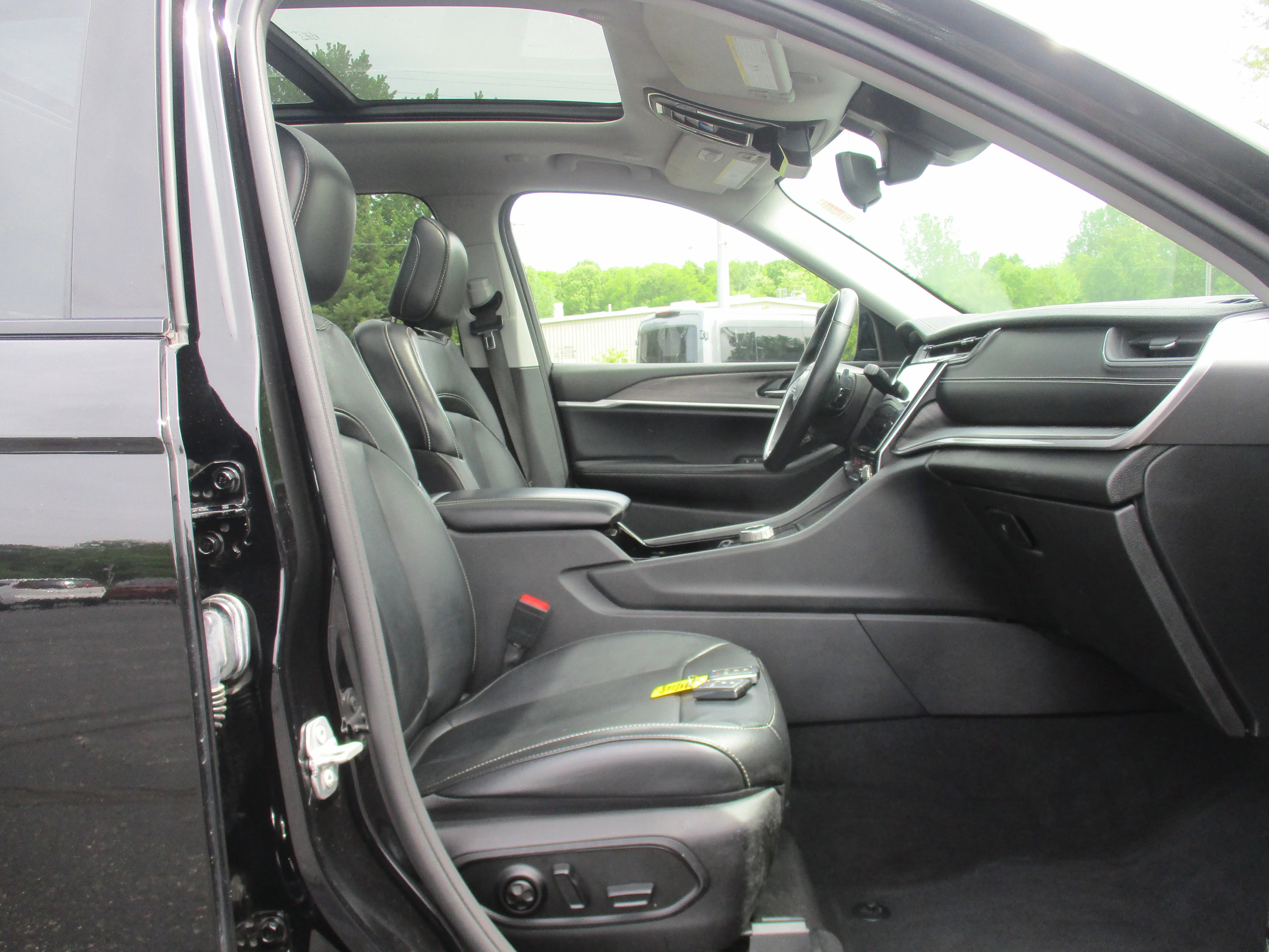 Certified Used 2022 Diamond Black Crystal Pearlcoat Jeep Limited image 37