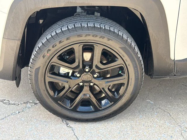 Used 2023 White Jeep Altitude image 11