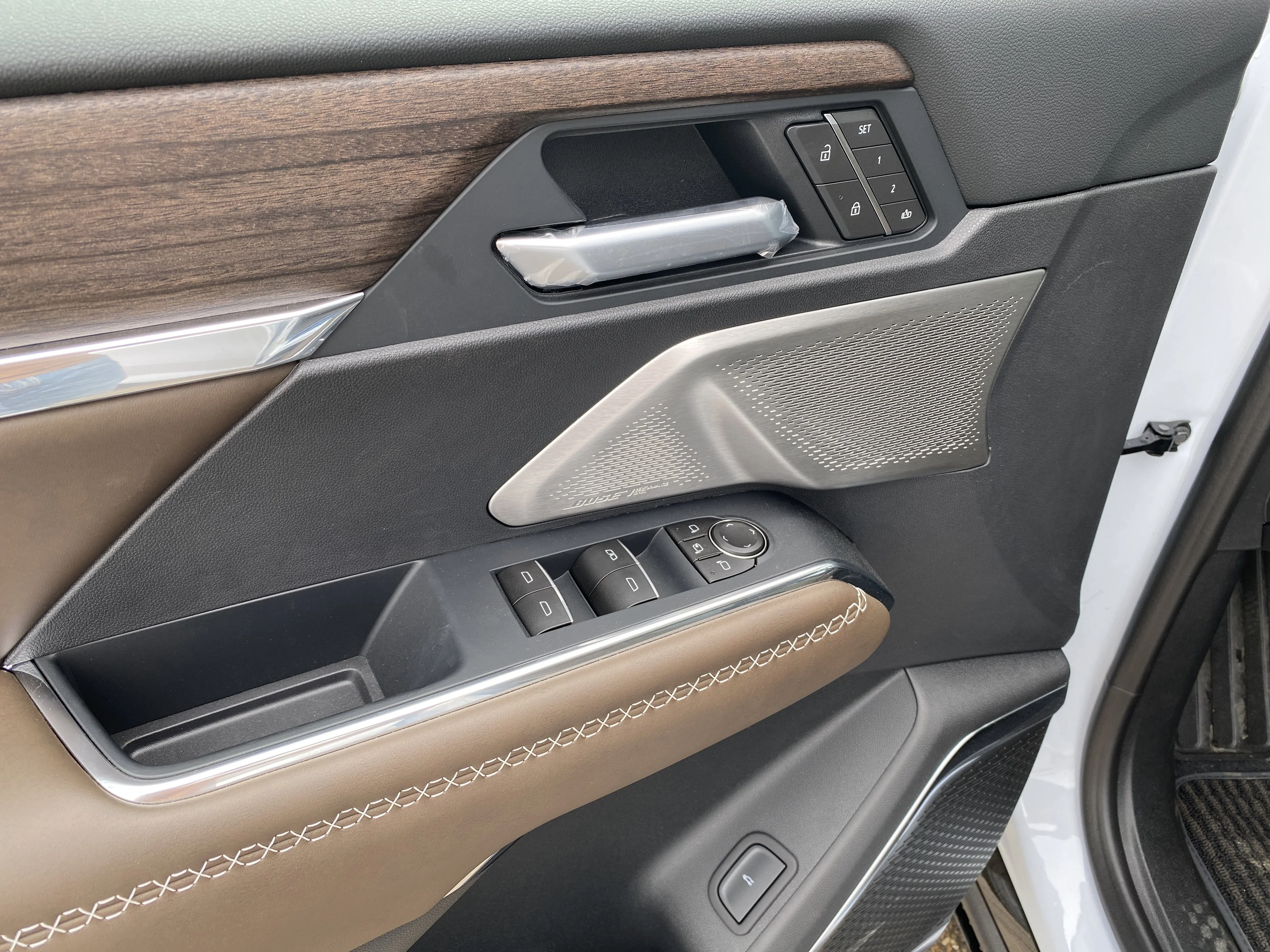 New 2026 GLACIER WHITE TRICOAT GMC Denali Ultimate image 25