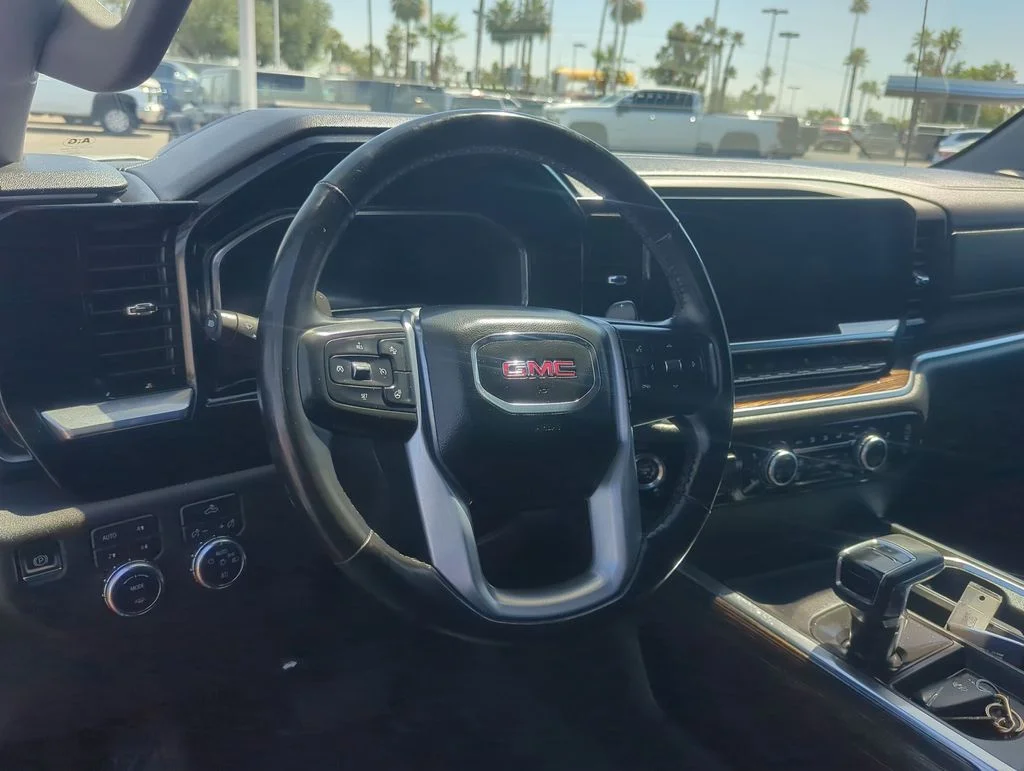 Used 2023 White GMC Elevation image 9