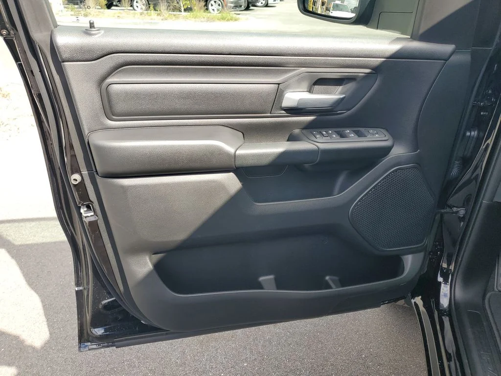 New 2025 Diamond Black Crystal Pearl-Coat Exterior Paint RAM Tradesman image 6