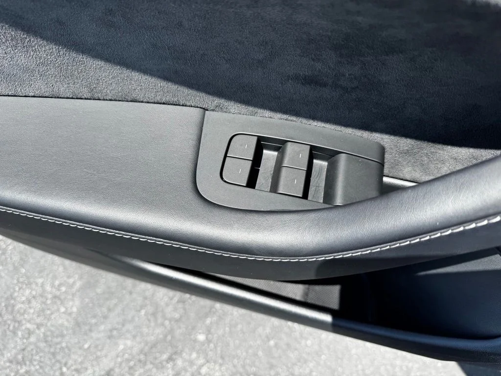 Used 2023  Tesla Base image 30