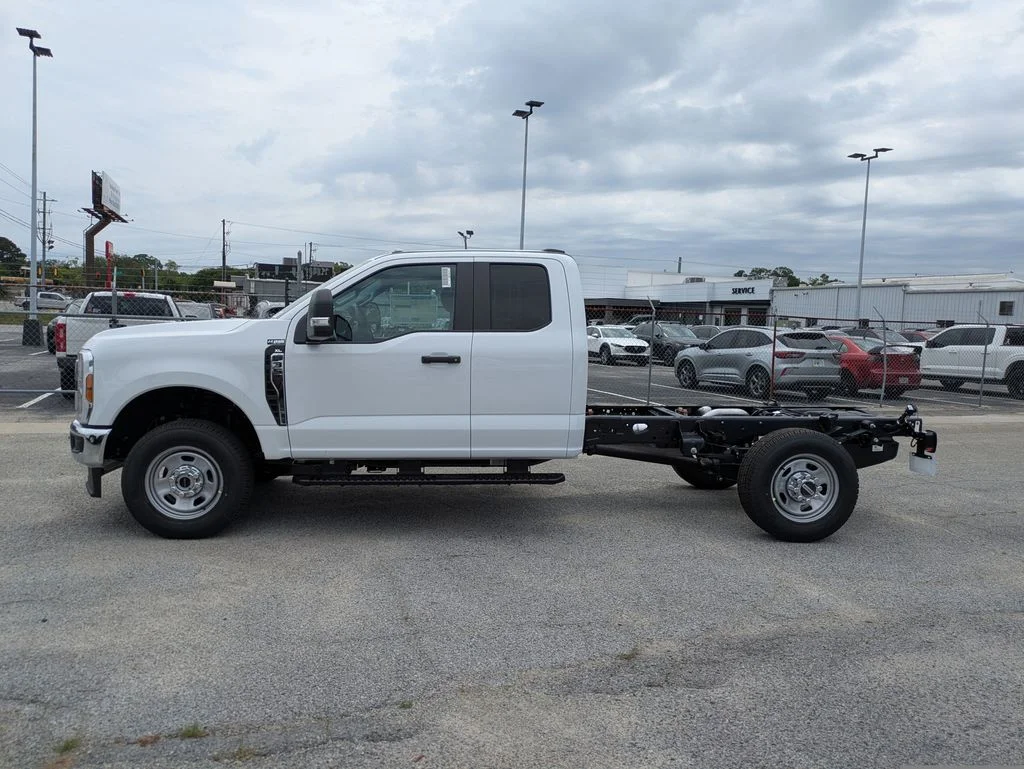 New 2026 Oxford White Ford XL image 7