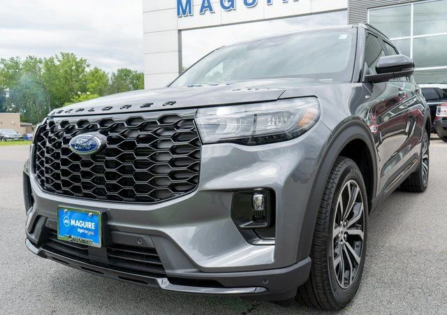 New 2026 Carbonized Gray Metallic Ford ST-Line image 2