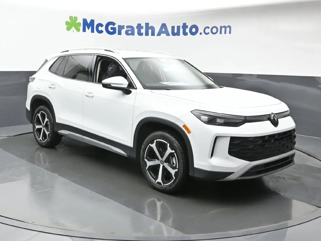 New 2026 White/off-white Volkswagen SE image 2