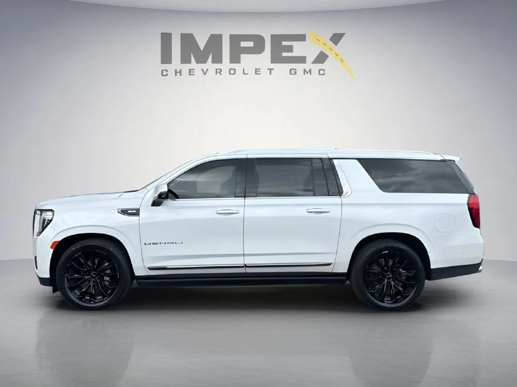 Used 2023 White Frost Tricoat GMC Denali Ultimate image 2