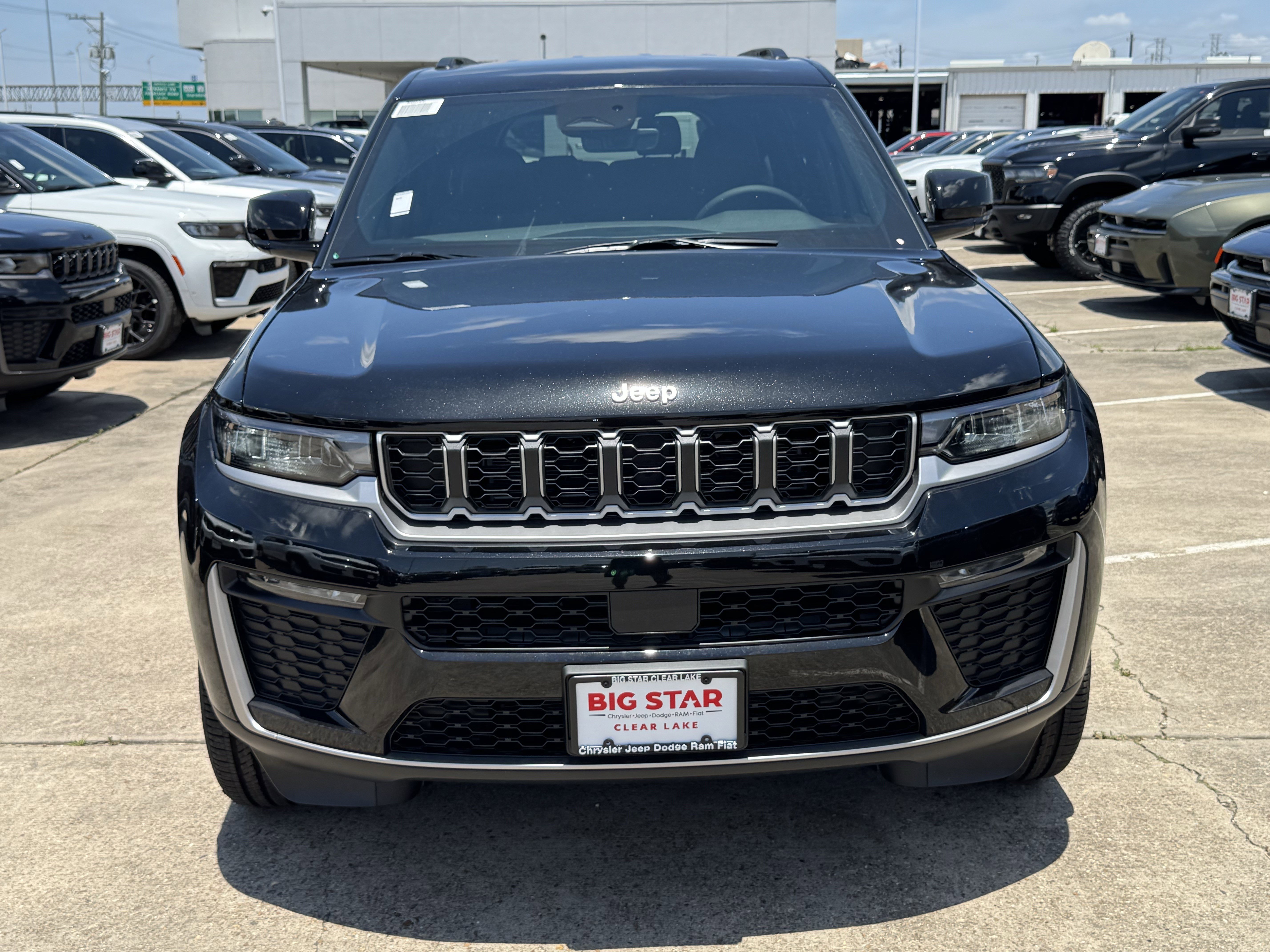 New 2026 Diamond Black Crystal Pearl-Coat Exterior Paint Jeep Limited image 3
