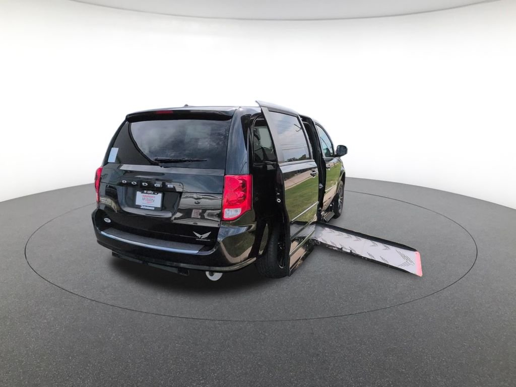Used 2015 Black Dodge SXT image 4