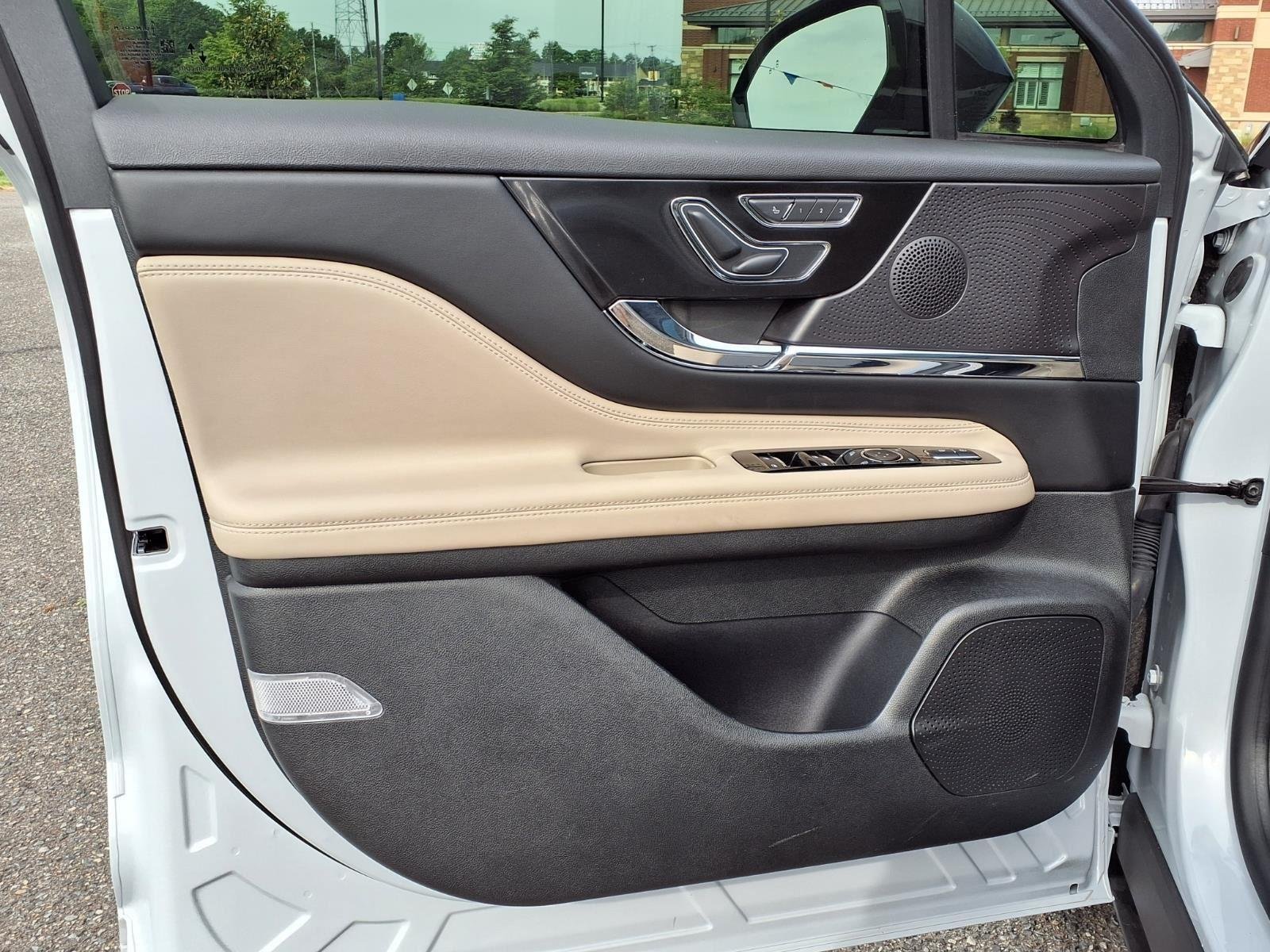 Used 2025 Crystal White Metallic Clearcoat Lincoln Grand Touring image 30